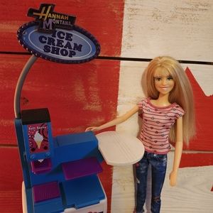 Hannah Montana and Ice Cream Shop